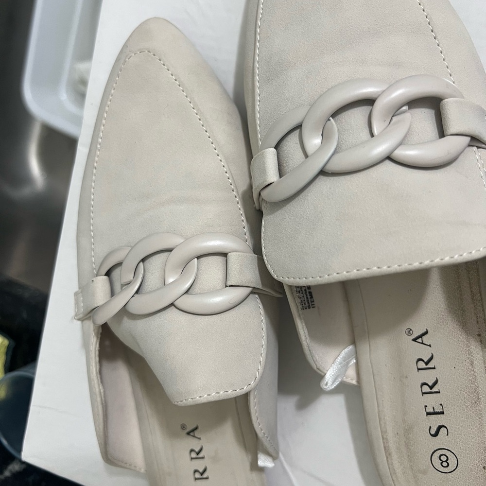 Serra Women's Off-White Loafers with Chain Accent